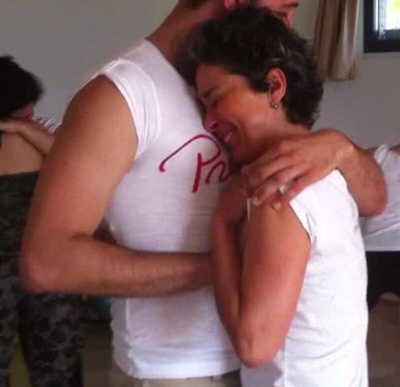 Due partecipanti in ascolto attraverso l’abbraccio